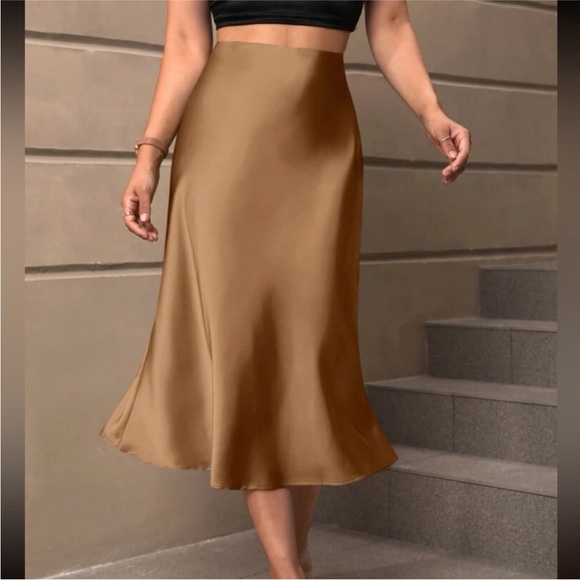 Dresses & Skirts - Tan satin midi slip skirt- side zip closure